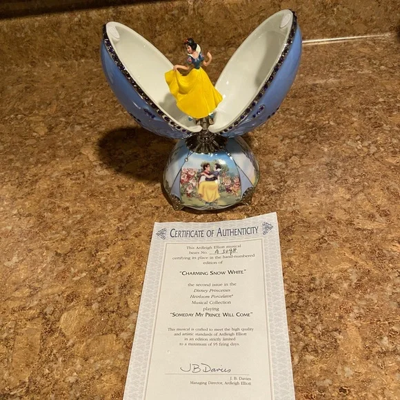 Disney, Ardleigh-Elliot “Charming Snow White “ A5098 Musical Egg Collection - Picture 5 of 12